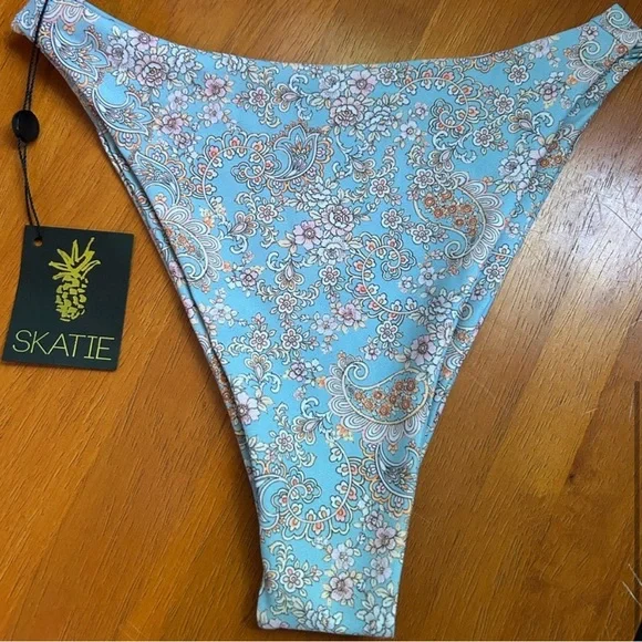 Skatie bikini set 🩵🌸 - Picture 4 of 4